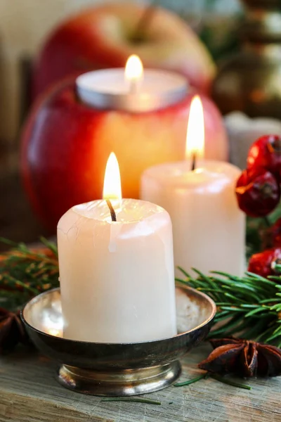 Schöne Kerzen Und Andere Traditionelle Weihnachtsdekorationen Auf Dem Tisch Festliche — Stockfoto