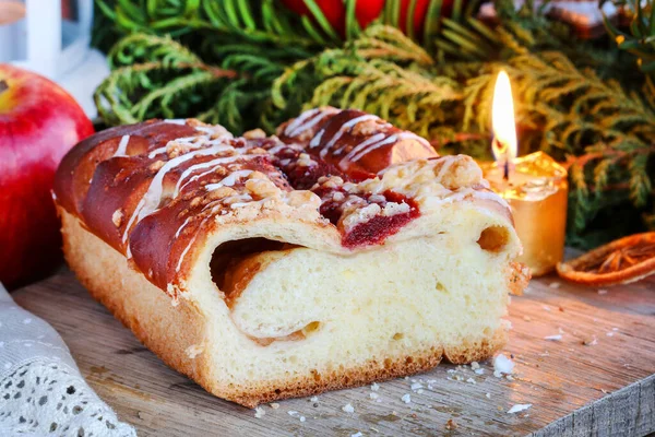 Traditionell Julstrudel Fylld Med Äpplen Festlig Efterrätt — Stockfoto