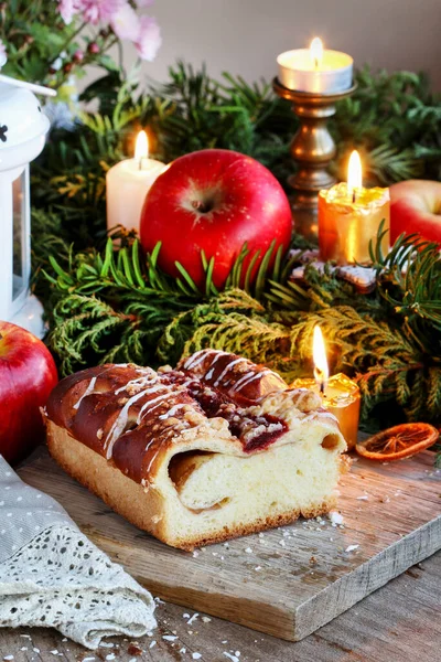 Tradiční Vánoční Štrůdl Plněný Jablky Slavnostní Dezert — Stock fotografie
