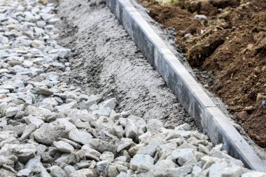 Şehirde bir kaldırım inşaatı üzerinde çalış. Çalışma günü