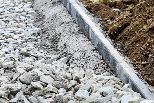 Şehirde bir kaldırım inşaatı üzerinde çalış. Çalışma günü