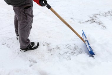 Kaldırım üzerinden çıkarmadan kar kar fırtınası sonra dostum. Kış saati