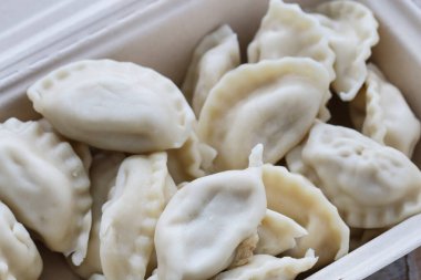 Hamur köfteleri geri dönüşümlü karton kutuda. Beslenme çantası.