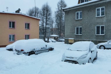 Polonya 'nın Rabka Zdroj kentindeki şiddetli kar fırtınası sırasında tamamen karla kaplı bir araba..