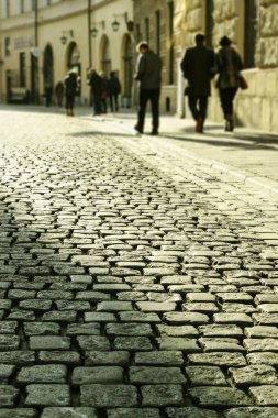 Eski Avrupa şehrinde kaldırımlı bir cadde. Grafiksel kaynaklar