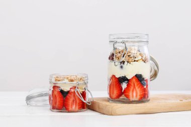 Cam kabın içinde meyveli tatlı. Yaz partisi.