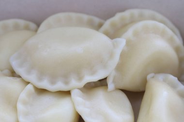 Bir yığın ev yapımı börek. Öğle yemeği.