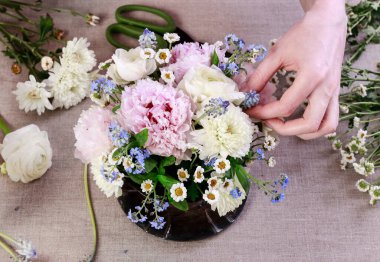 Çiçekçi iş: nasıl pembe peonies, Ranunculus çiçekler, beyaz krizsanthemums ile çiçek Aranjman yapmak, Matricaria beni unutmak ve Bluebells (Muscari).