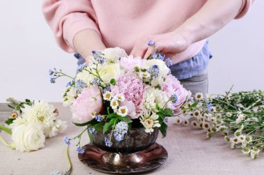 Çiçekçi iş: nasıl pembe peonies, Ranunculus çiçekler, beyaz krizsanthemums ile çiçek Aranjman yapmak, Matricaria beni unutmak ve Bluebells (Muscari).