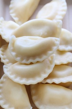 Bir yığın ev yapımı börek. Öğle yemeği.