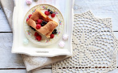 Ahududu ve yaban mersinli elmalı turta. Doğum günü partisi masası.