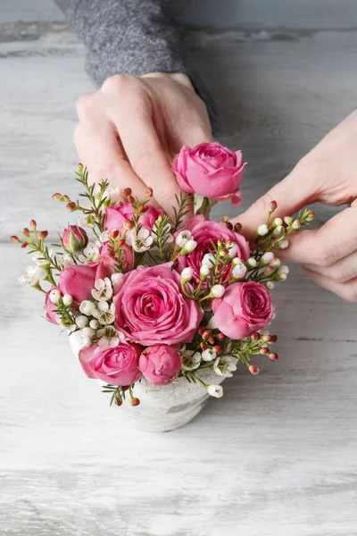 Donna Sta Facendo Una Decorazione Floreale Con Rose Camelaucio Tempo — Foto Stock