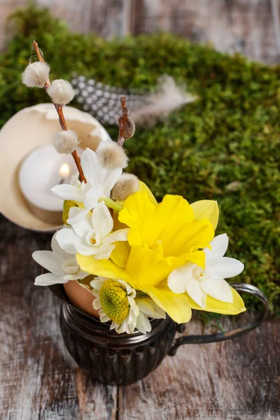 Osterdekoration Mit Freesia Blumen Und Kätzchen Festliche Dekoration — Stockfoto