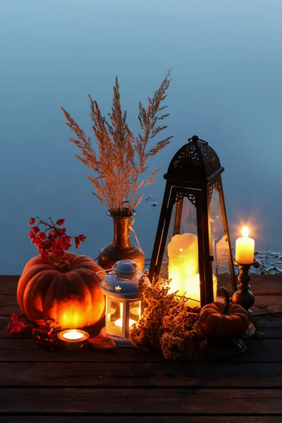 美丽的秋天装饰与南瓜和蜡烛湖边 党的装饰 — 图库照片