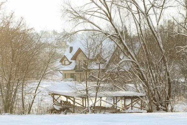 湖のほとりの家 冬景色 — ストック写真