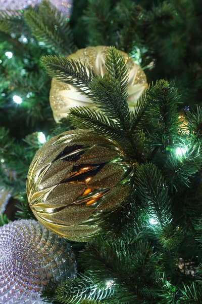 Decoração Natal Com Luzes Bugigangas Douradas Tempo Festivo — Fotografia de Stock