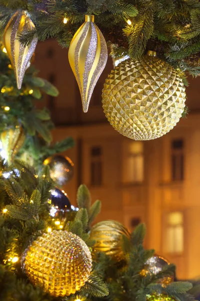 Decoração Natal Com Luzes Bugigangas Douradas Tempo Festivo — Fotografia de Stock