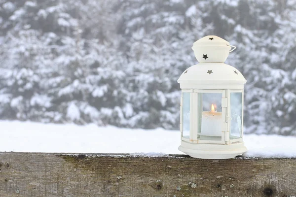Uma Lanterna Ferro Com Vela Cerca Madeira Jardim Inverno Tempo — Fotografia de Stock
