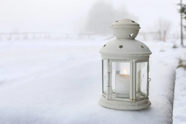 Uma Lanterna Ferro Com Vela Cerca Madeira Jardim Tempo Inverno — Fotografia de Stock