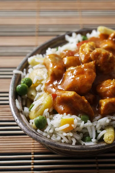 Chicken Curry Mit Basmatireis Und Grünen Erbsen Ein Indien Beliebtes — Stockfoto