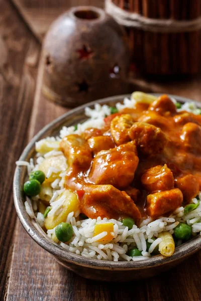 Kycklingcurry Med Basmatiris Och Gröna Ärtor Rätt Populär Indien Lunchtid — Stockfoto