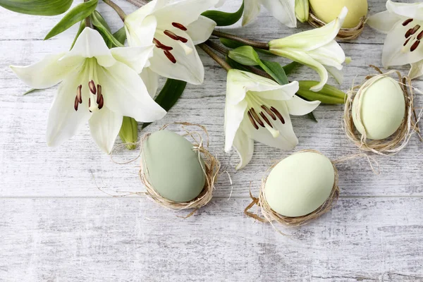 Lírios Brancos Ovos Páscoa Fundo Madeira Espaço Cópia Decoração Festiva — Fotografia de Stock