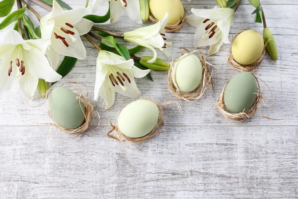 Lírios Brancos Ovos Páscoa Fundo Madeira Espaço Cópia Decoração Festiva — Fotografia de Stock