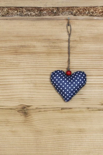 Ein Blaues Handgemachtes Herz Auf Einer Holzwand Kopierraum Grafische Ressourcen — Stockfoto
