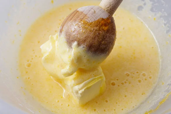 Menyiapkan Mentega Dan Telur Untuk Memanggang Kue — Stok Foto
