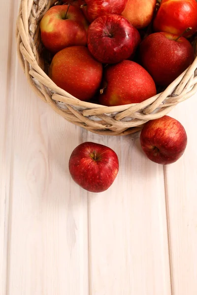 Red Apples Wicker Basket Wooden Background Healthy Food — Stock Photo, Image