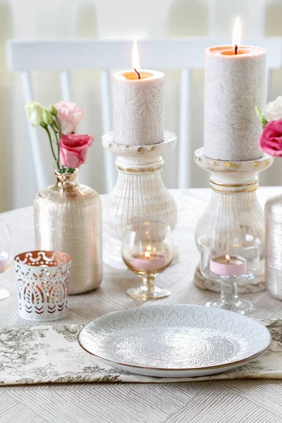 Gyönyörű Asztaldísz Eustoma Virágokkal Gyertyákkal Képeslap Motívum — Stock Fotó