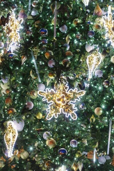 黄金の泡で飾られた屋外クリスマスツリー 祭りの装飾 — ストック写真