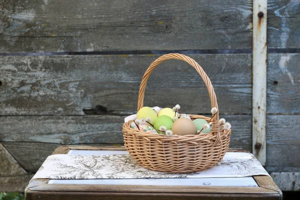 Weidenkorb Mit Ostereiern Auf Holztisch Festliche Dekoration — Stockfoto