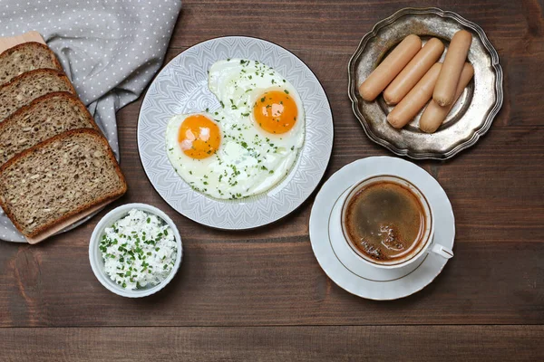 Mesa Desayuno Con Huevos Fritos Pan Ensalada Requesón Con Cebollino — Foto de Stock