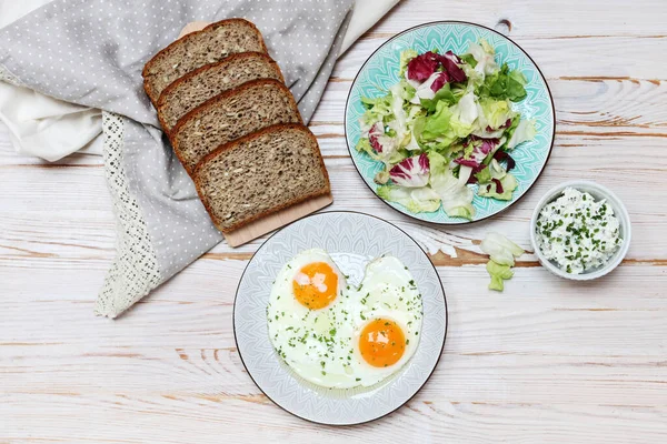 Mesa Desayuno Con Huevos Fritos Pan Ensalada Requesón Con Cebollino — Foto de Stock