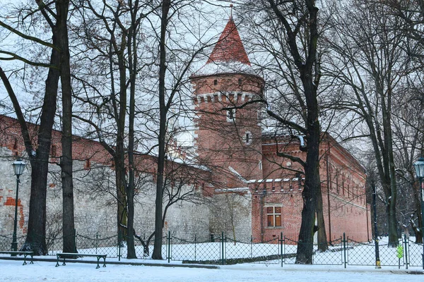 Ein Ziegelturm Und Schneebedeckte Gassen Krakau Polen — Stockfoto