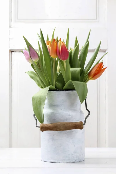 Lale Buketi Sümbül Vazoda Karanfil Çiçeği Parti Dekoru — Stok fotoğraf
