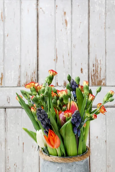 Blumenstrauß Aus Tulpen Hyazinthen Und Nelken Einer Vase Party Dekor — Stockfoto