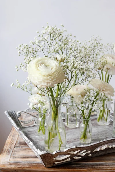 Blomsterarrangemang Med Ranunculus Blommor Och Vit Brudslöja Party Inredning — Stockfoto