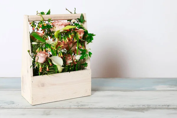 Caixa Madeira Com Rosas Flores Zantedeschia Isolado Fundo Branco — Fotografia de Stock