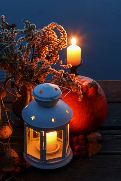 美丽的秋天装饰与南瓜和蜡烛湖边 派对时间 — 图库照片