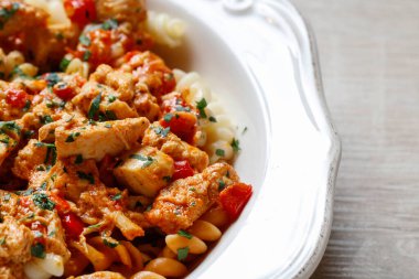 Büyük bir tencerede sığır eti ve sebzeli makarna. İtalyan yemeği.