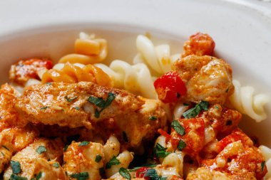 Büyük bir tencerede sığır eti ve sebzeli makarna. İtalyan yemeği.