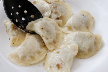 Geleneksel ev yapımı hamur tatlısı. Öğle yemeği vakti.