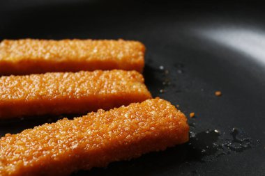 Balık kızartma tavasına yapışıyor. Yemek zamanı.