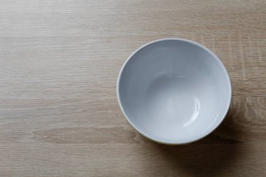 Kahverengi ahşap masada boş bir kase. Grafiksel kaynaklar