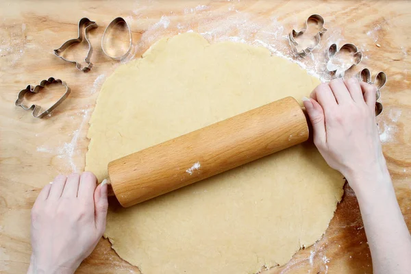 准备复活节姜饼饼干 制作糕点的步骤 节日甜点 — 图库照片