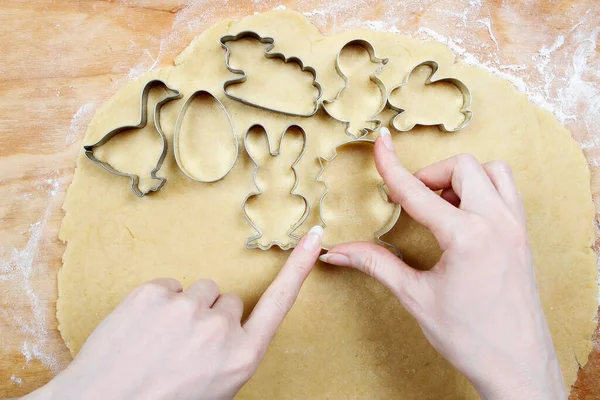 准备复活节姜饼饼干 制作糕点的步骤 节日甜点 — 图库照片
