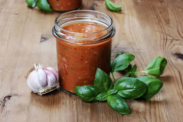 Burk Tomatsås Bolognese Sauce Träbord Italienskt Livsmedel — Stockfoto