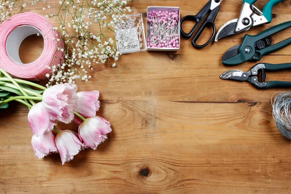 花屋の職場 木製の背景のツールと花 趣味時間 — ストック写真